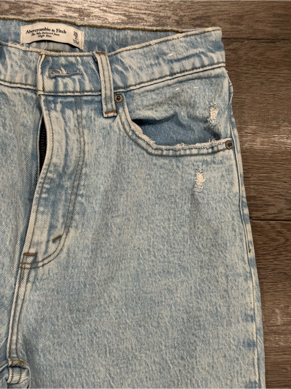 Abercrombie 90s Relaxed High Rise Light Wash Jeans 26R - Picture 4 of 15